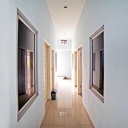 Oyo 90922 Gurusinga Guesthouse Медан Экстерьер фото
