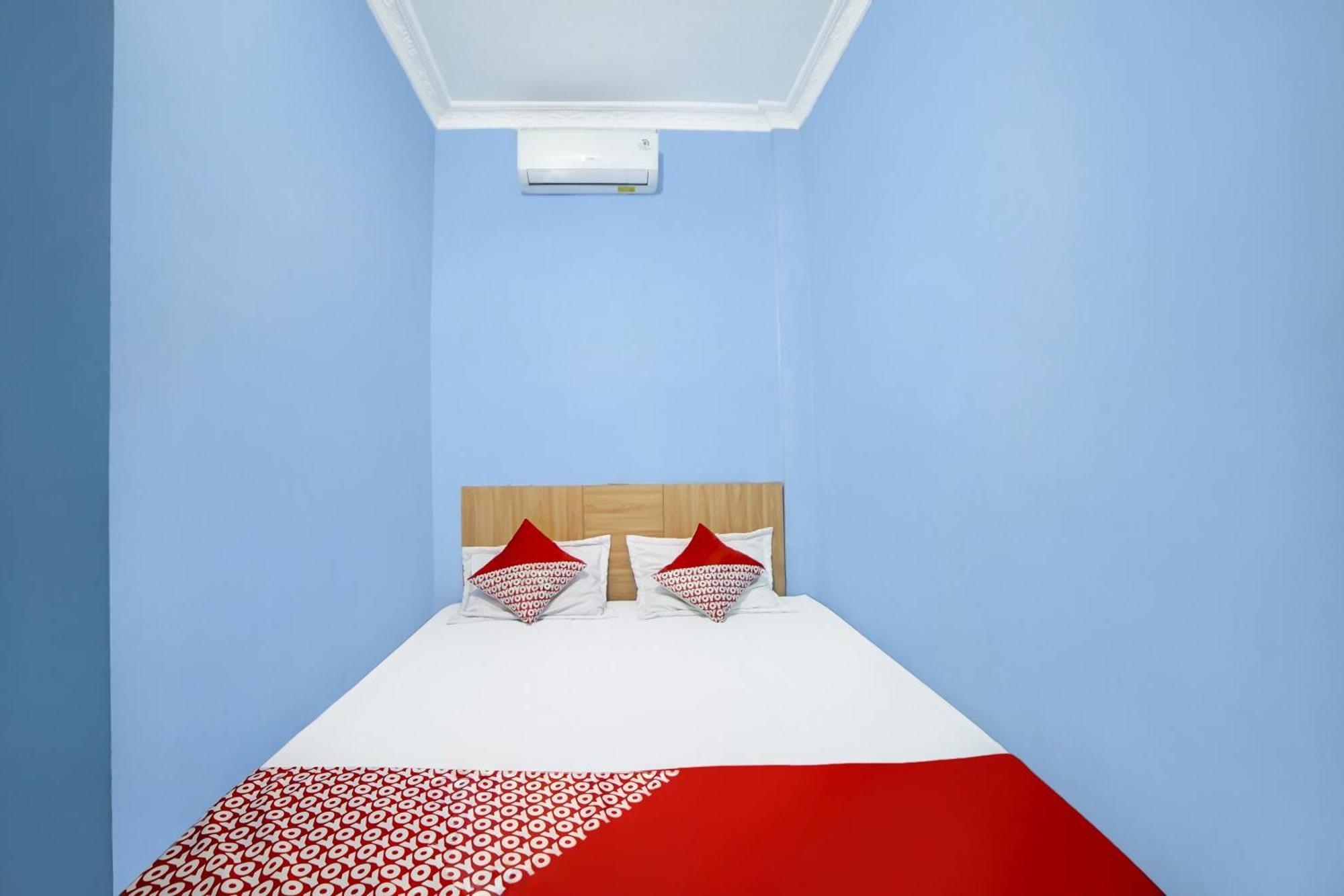 Oyo 90922 Gurusinga Guesthouse Медан Экстерьер фото