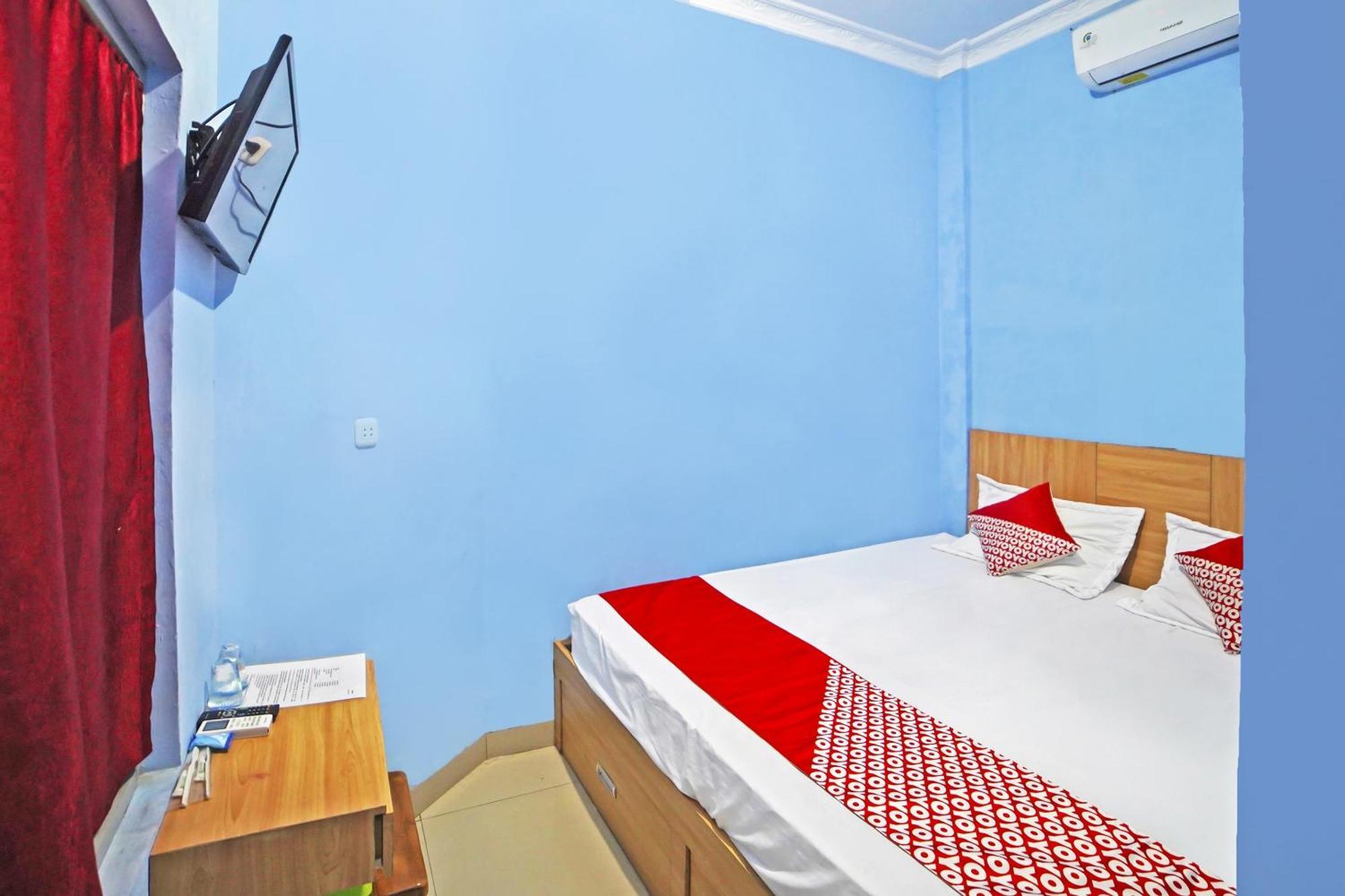 Oyo 90922 Gurusinga Guesthouse Медан Экстерьер фото